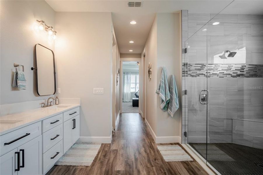 Furnished interior view inside a new home in , Auburndale (Image 17).