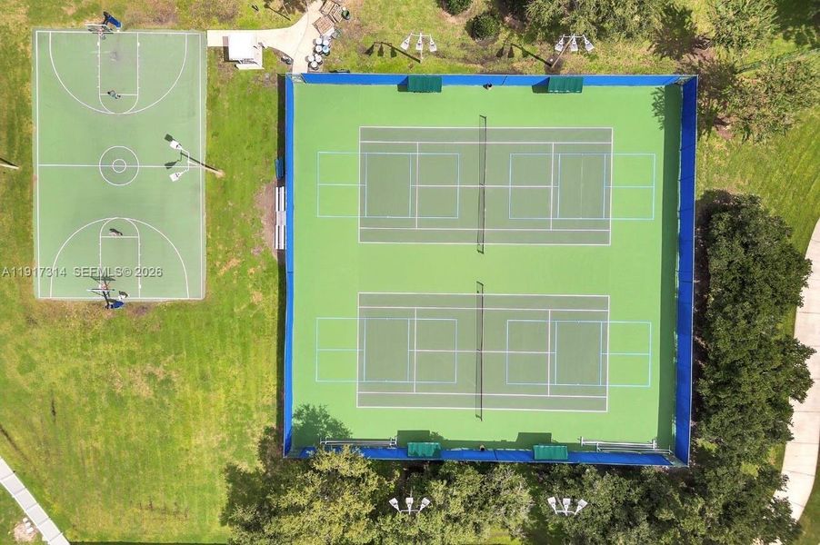 Community amenities in The Townhomes at Bellalago, Kissimmee (Image 22).