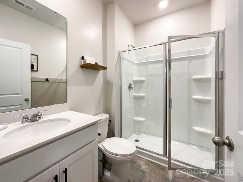 Full Bathroom on main