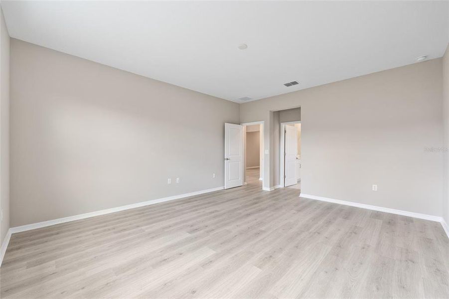 Spacious, unfurnished interior of a new home in , Ocala (Image 30).