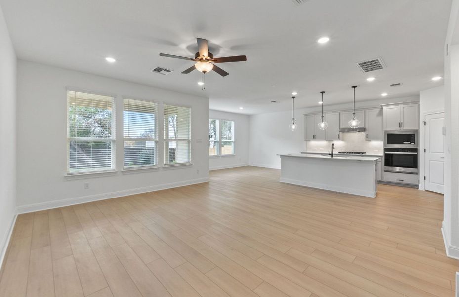 Spacious, unfurnished interior of a new home in Horizon Lake, Leander (Image 14).