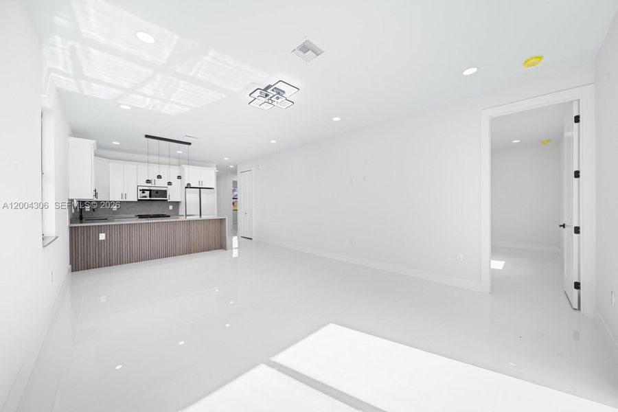 Spacious, unfurnished interior of a new home in , Lehigh Acres (Image 17).