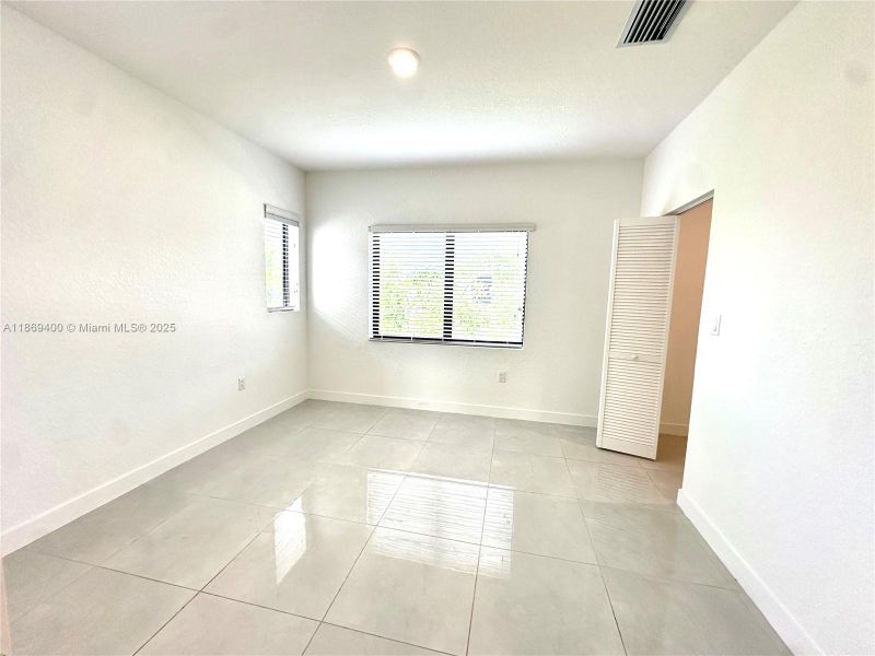 Spacious, unfurnished interior of a new home in , Florida City (Image 16).