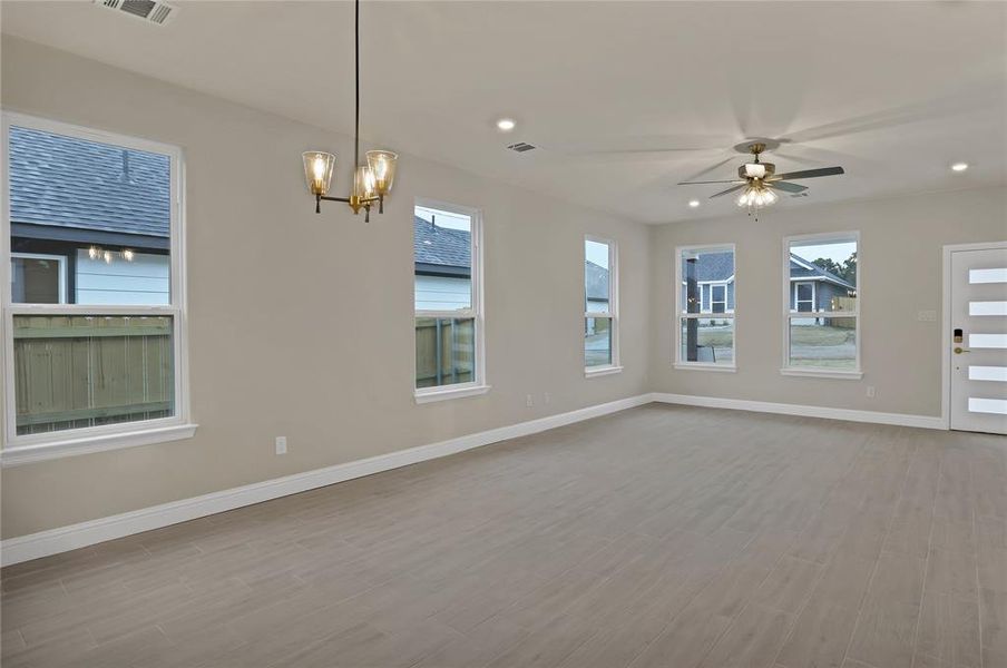 Spacious, unfurnished interior of a new home in , Granbury (Image 18).