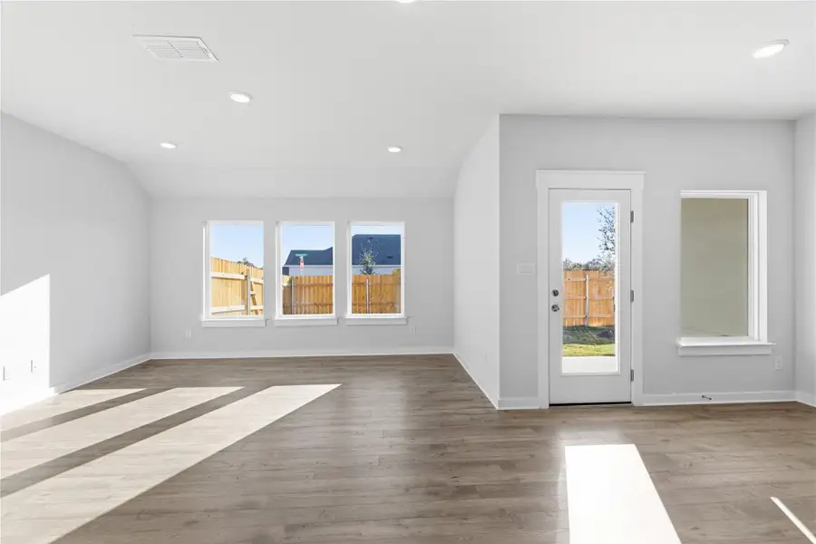 Spacious, unfurnished interior of a new home in Creeks Crossing, Elgin (Image 10).