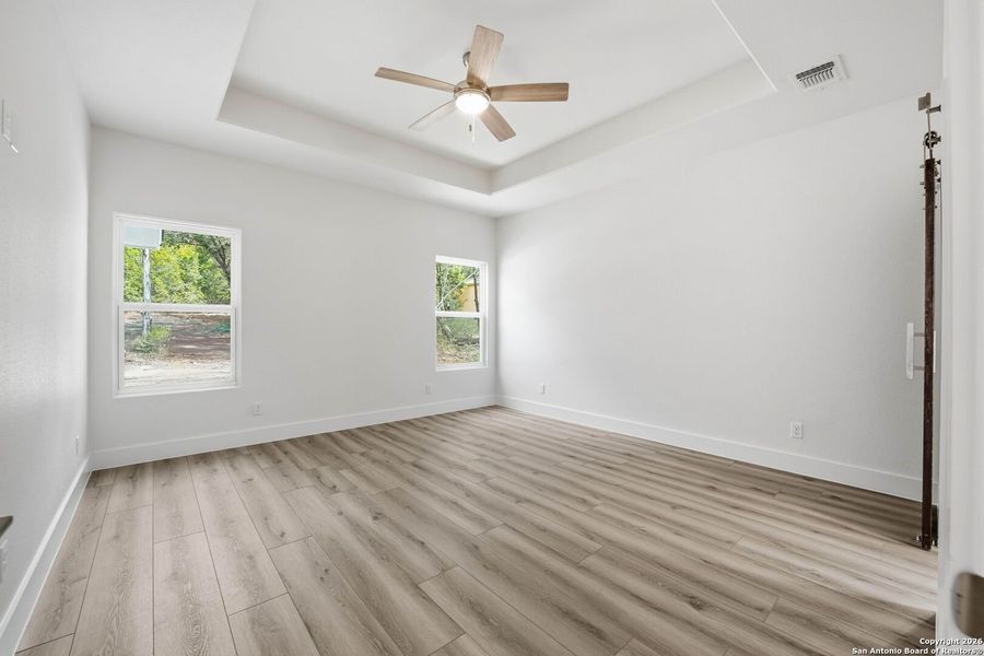 Spacious, unfurnished interior of a new home in , Canyon Lake (Image 22).