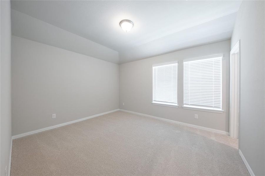 Spacious, unfurnished interior of a new home in Lake Pointe: Lake Pointe at Paloma Creek, Little Elm (Image 19).