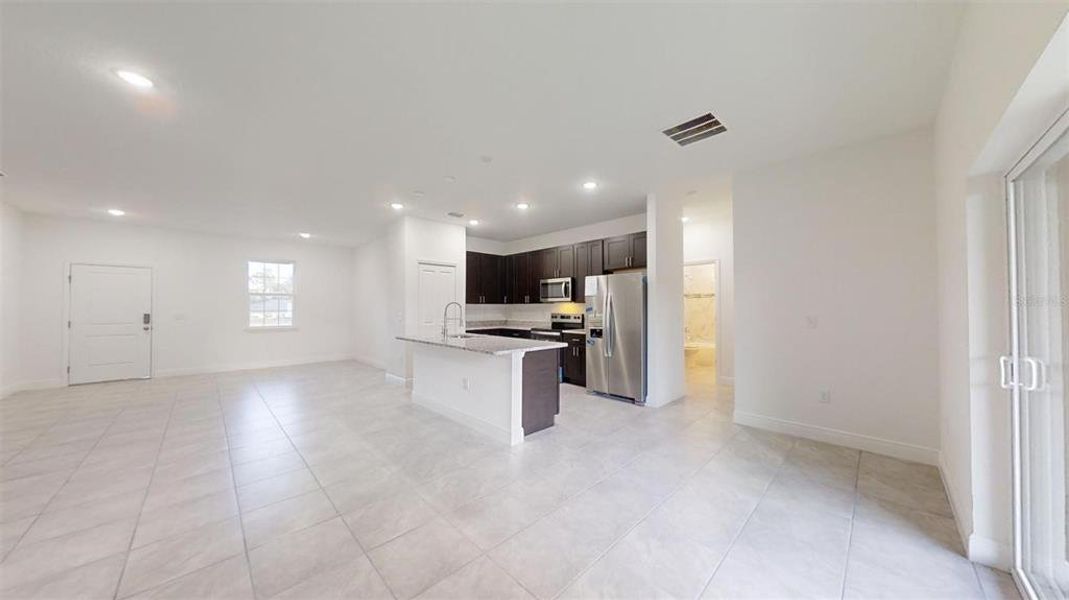 Spacious, unfurnished interior of a new home in , Dunnellon (Image 12).