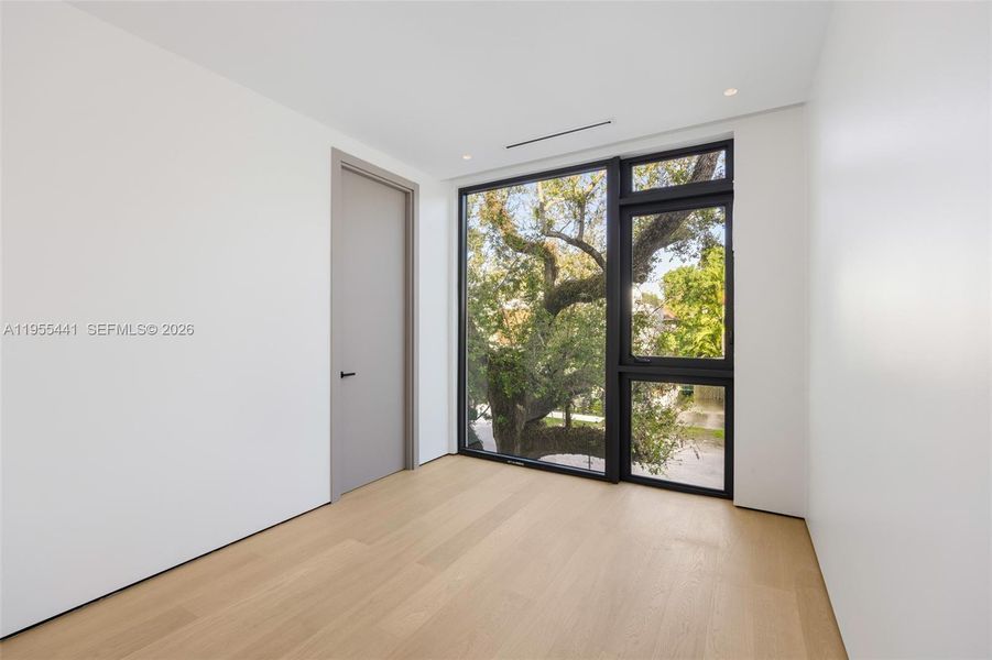 Spacious, unfurnished interior of a new home in , Miami (Image 20).