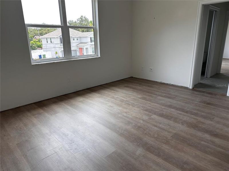 Spacious, unfurnished interior of a new home in , Tampa (Image 58).