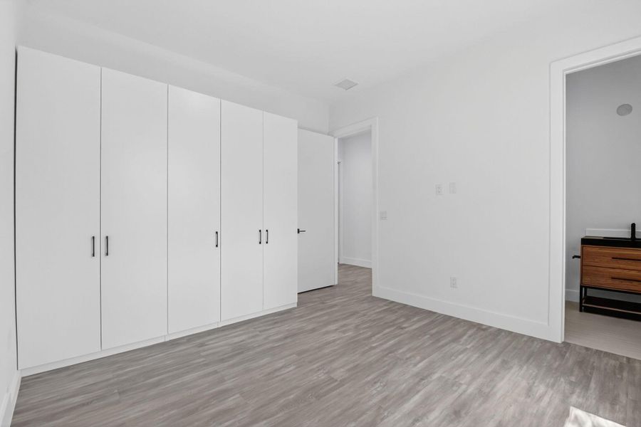 Spacious, unfurnished interior of a new home in , Palm Springs (Image 24).