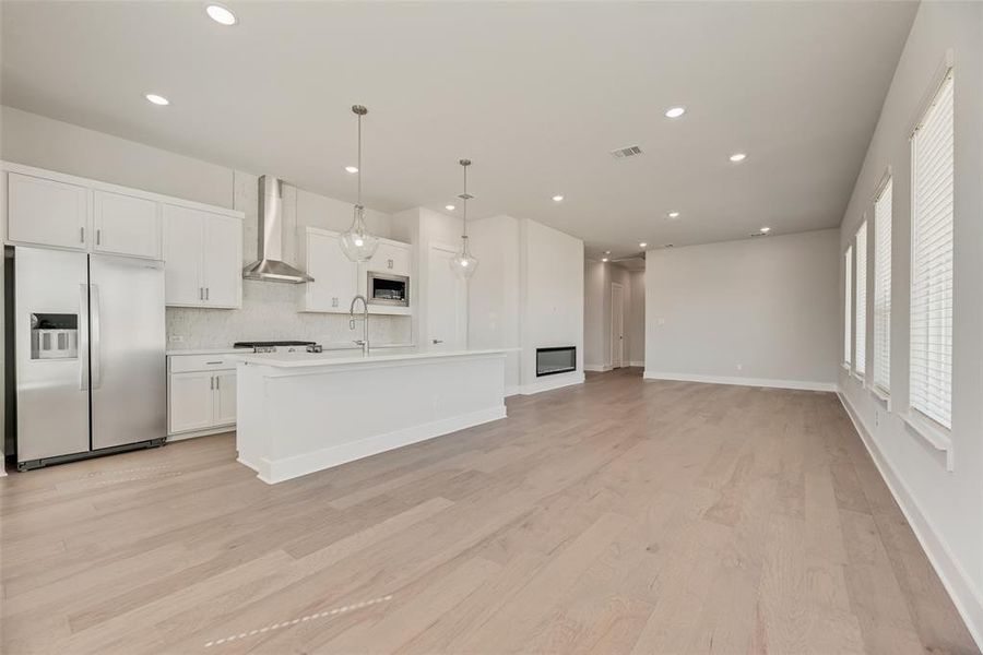 Spacious, unfurnished interior of a new home in Collin Creek, Plano (Image 19).