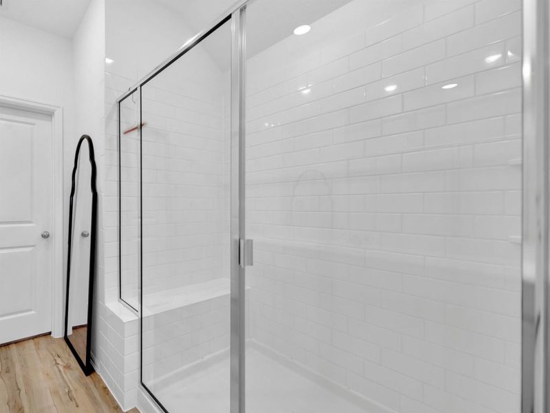 Upgraded Oversized Shower!