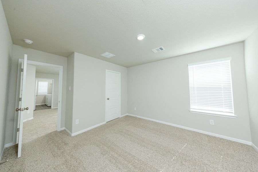 Spacious, unfurnished interior of a new home in Mackenzie Creek, Conroe (Image 17).
