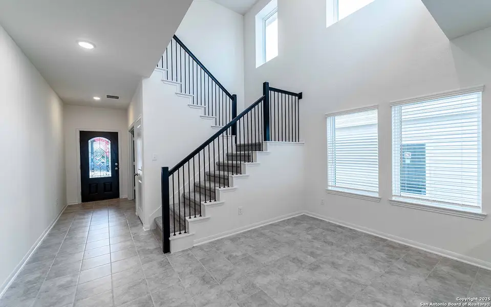 Spacious, unfurnished interior of a new home in Hunter's Ranch, San Antonio (Image 10).