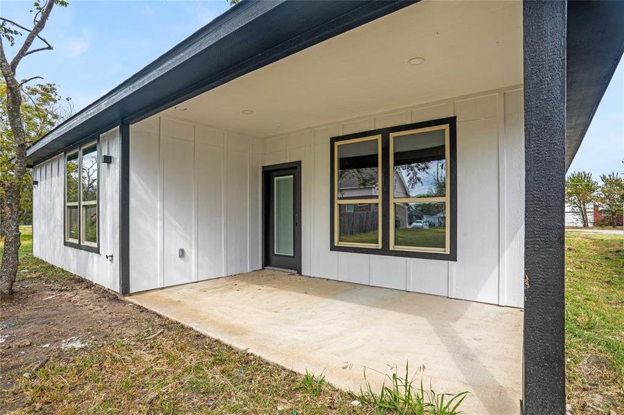 Exterior details and patio area of a home in , Terrell (Image 3).