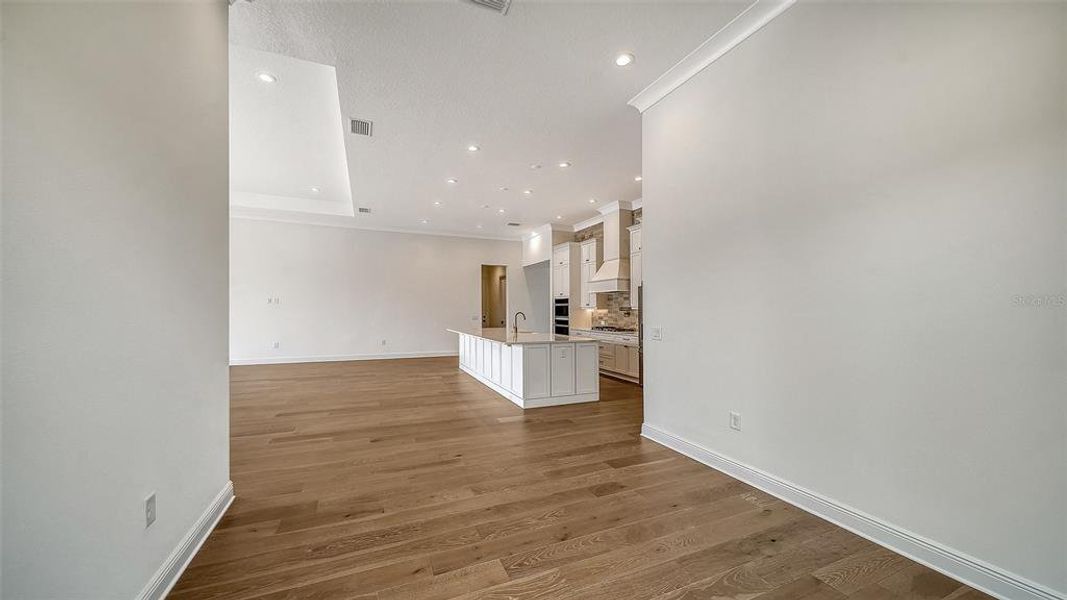 Spacious, unfurnished interior of a new home in Tideline, Bradenton (Image 36).