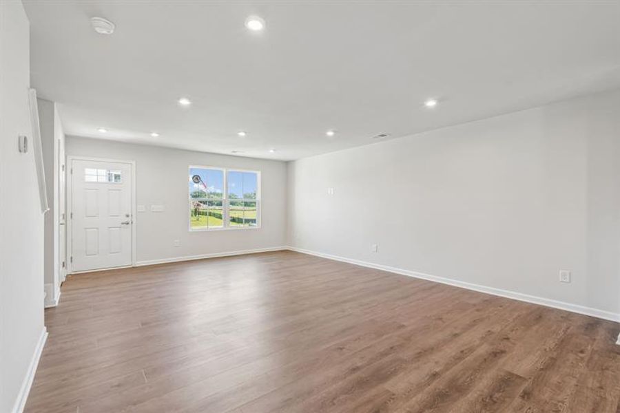 Spacious, unfurnished interior of a new home in Somerset, Santee (Image 10).