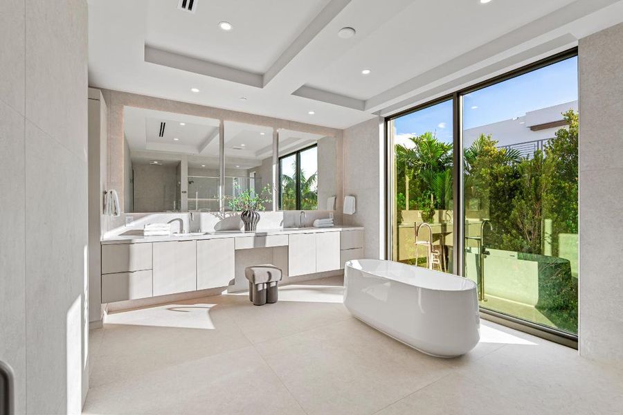 mls_PRIMARY_BATHROOM_RIGHT_DT