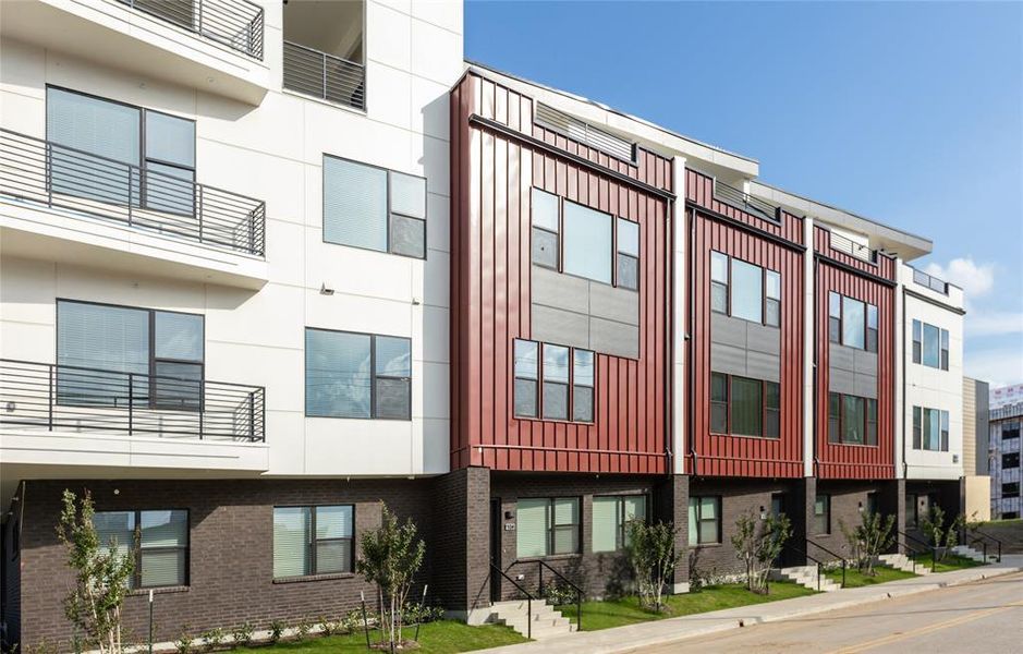 Condo located in Dallas, TX showcasing its design and architecture (Image 1). Condo located in Dallas, TX showcasing its design and architecture (Image 1).