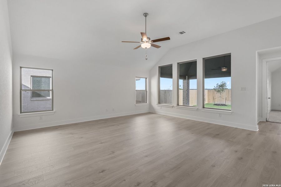 Spacious, unfurnished interior of a new home in Nopal Valley, San Antonio (Image 20).