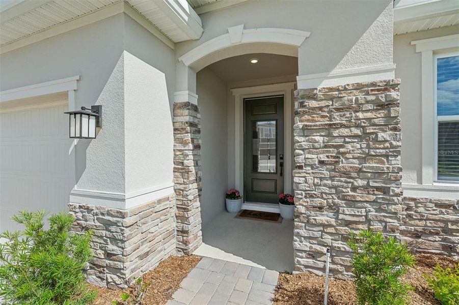 Exterior details and patio area of a home in , Clermont (Image 3).