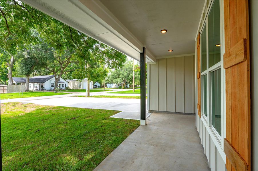 Exterior details and patio area of a home in , Alvin (Image 19).