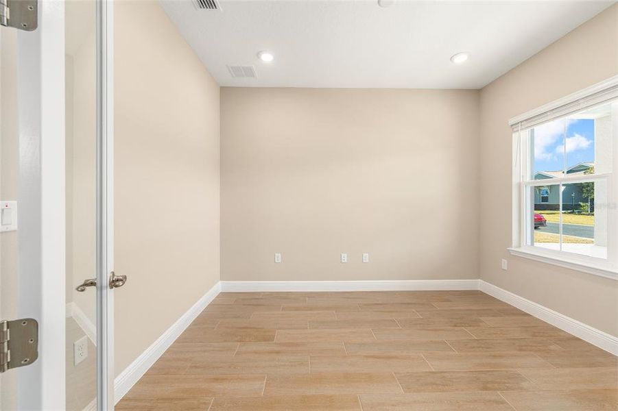 Spacious, unfurnished interior of a new home in , Ocala (Image 34).
