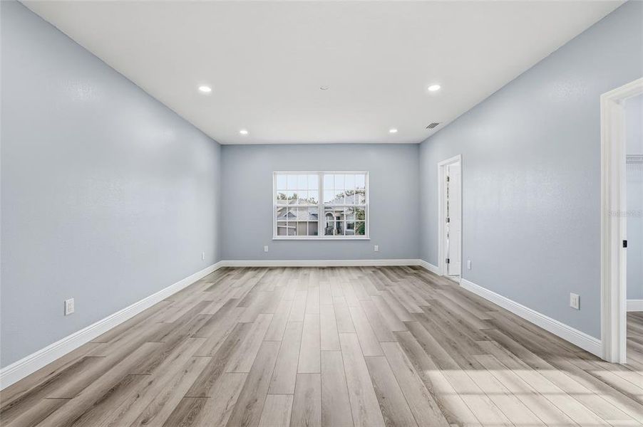 Spacious, unfurnished interior of a new home in , Tarpon Springs (Image 33).