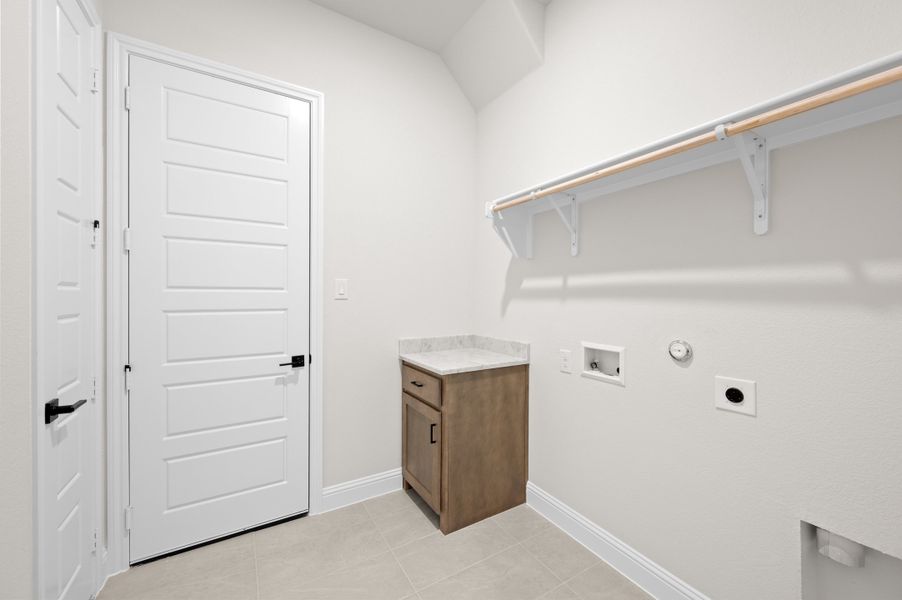 Furnished interior view inside a new home in Myrtle Creek, Waxahachie (Image 13).