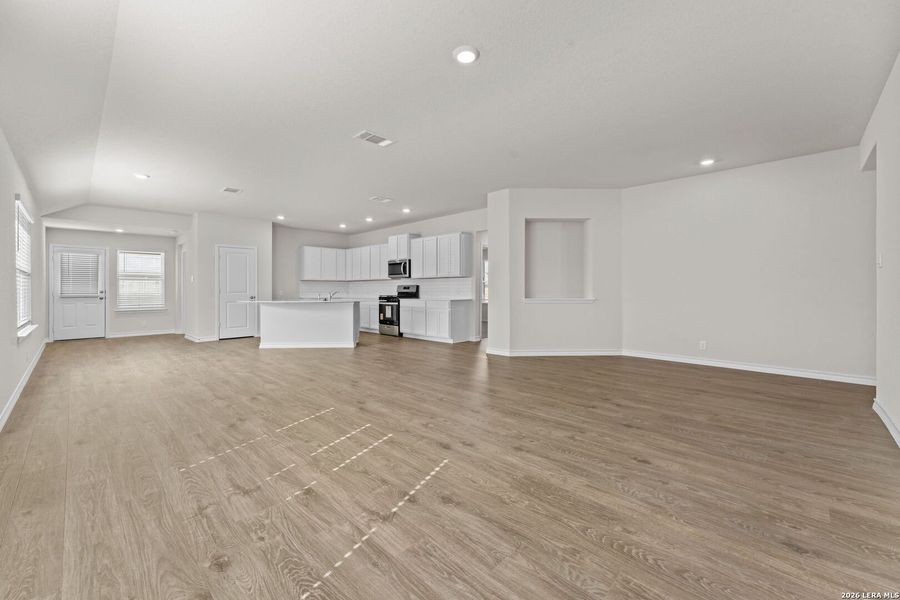 Spacious, unfurnished interior of a new home in Steele Creek, Cibolo (Image 21).