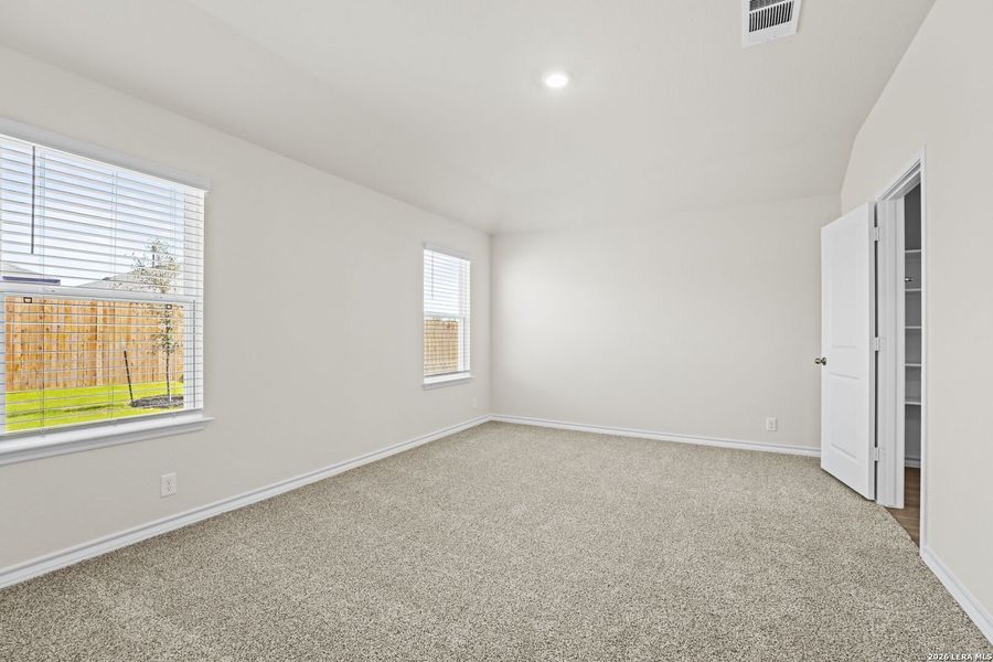 Spacious, unfurnished interior of a new home in Brookstone Creek, San Antonio (Image 9).