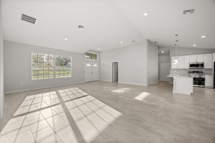 Spacious, unfurnished interior of a new home in , Deland (Image 23).