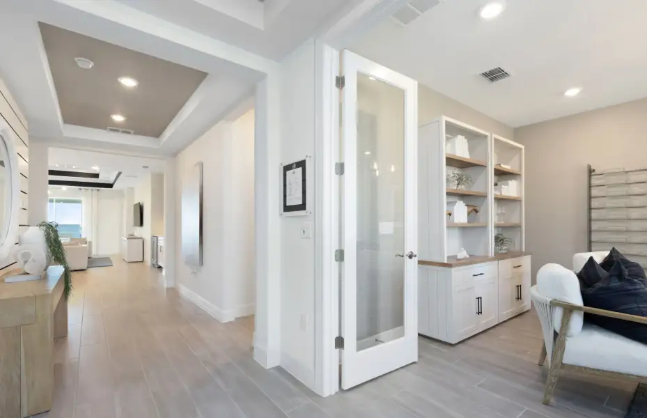 Representative furnished interior of a home built from the Mahogany Grand by Pulte Homes in Highland Pines, Leesburg (Image 17).