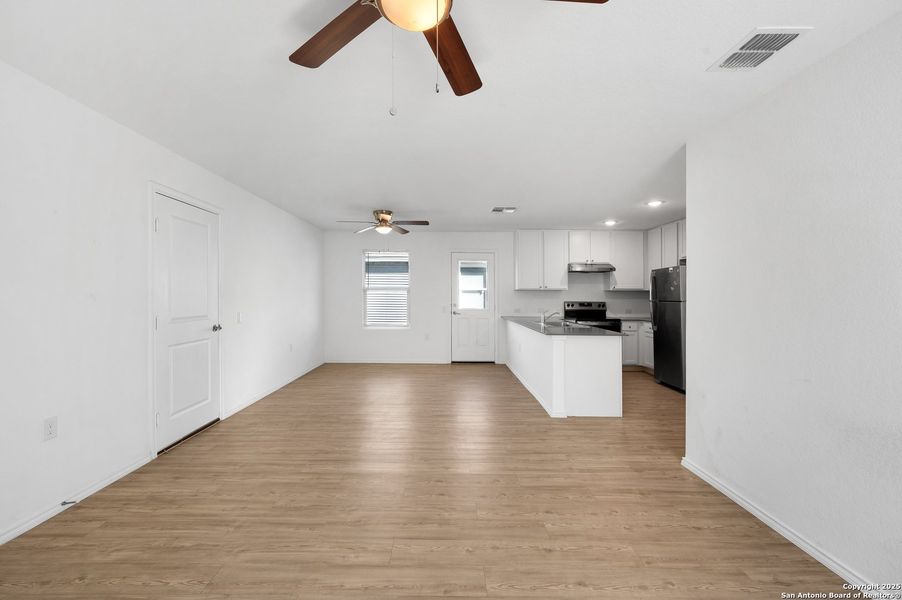 Spacious, unfurnished interior of a new home in , San Antonio (Image 14).