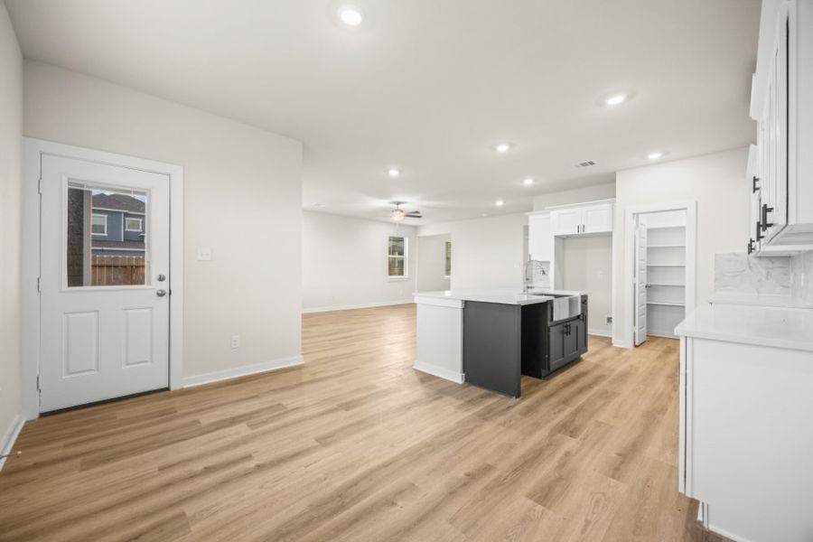 Spacious, unfurnished interior of a new home in Glendale Lakes, Rosharon (Image 23).