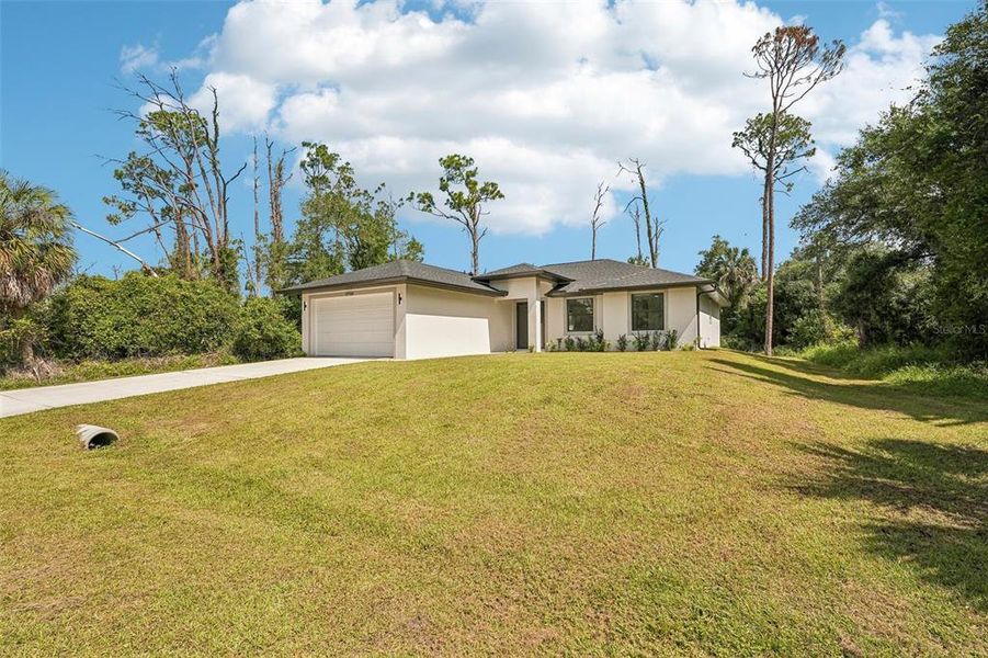Exterior details and patio area of a home in , Port Charlotte (Image 4).