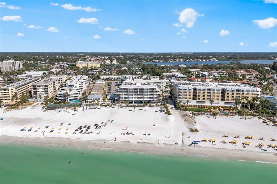 Condo located in Sarasota, FL showcasing its design and architecture (Image 22).