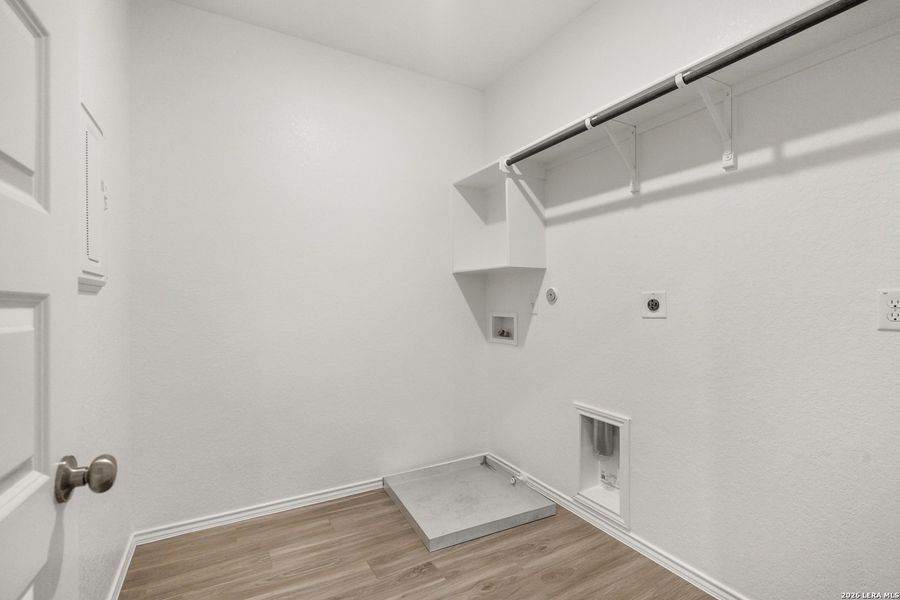 Spacious, unfurnished interior of a new home in Blue Ridge Ranch, San Antonio (Image 11).