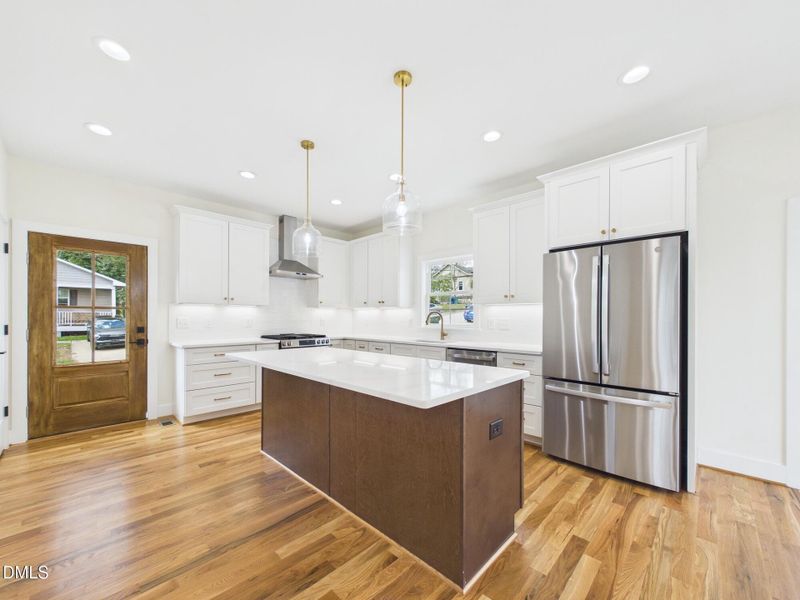 CAM01608G0-PR0128-STILL030