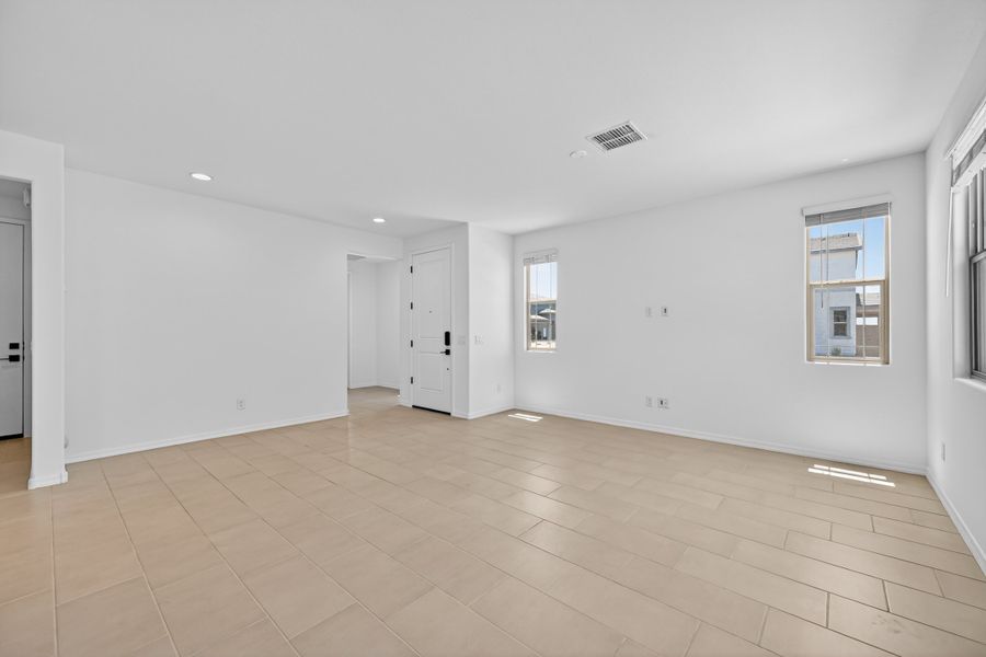 Spacious, unfurnished interior of a new home in Artisan at Asante, Surprise (Image 18).