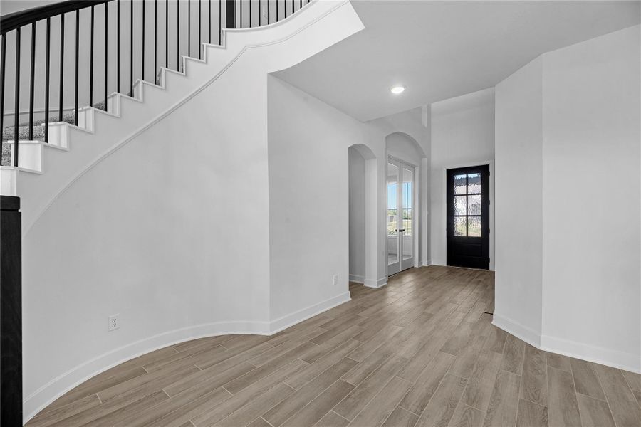 Spacious, unfurnished interior of a new home in Fulshear Lakes - 60', Fulshear (Image 8).