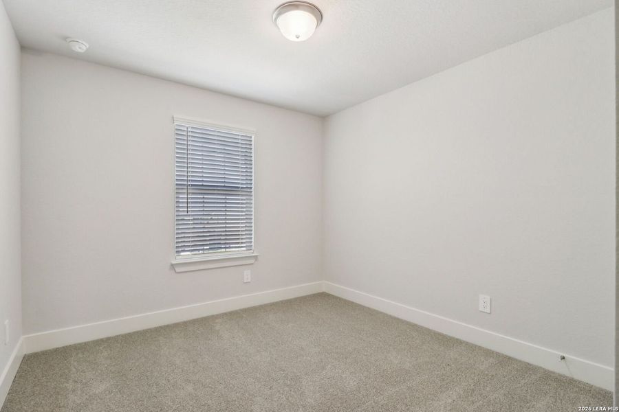 Spacious, unfurnished interior of a new home in Thomas Pond, San Antonio (Image 43).