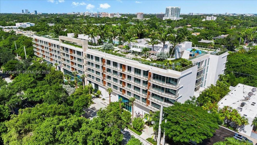 Condo located in Miami, FL showcasing its design and architecture (Image 25).