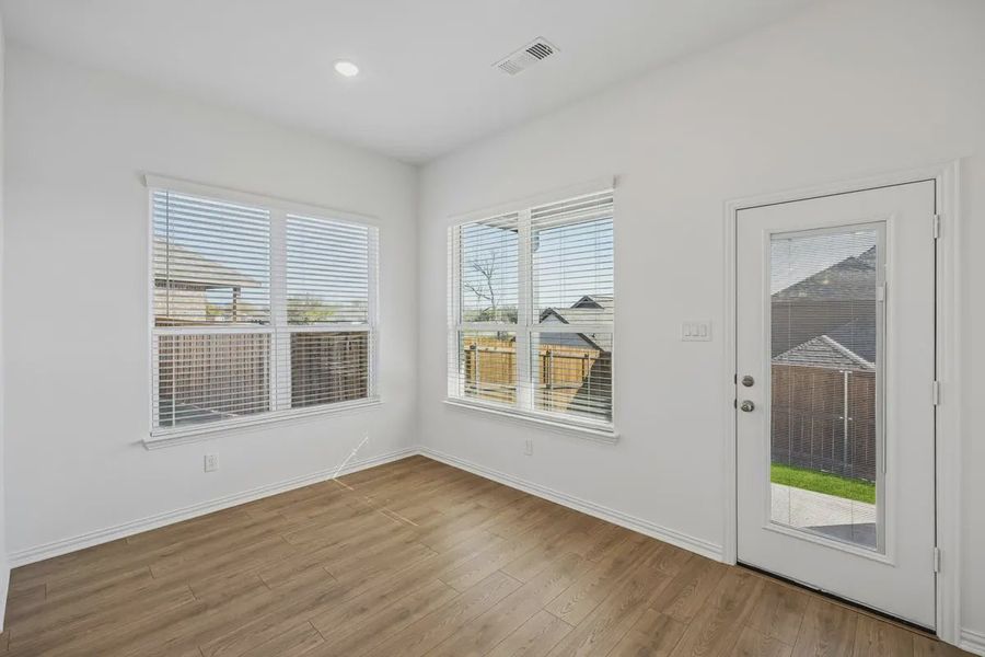 Spacious, unfurnished interior of a new home in Bel Air Village, Sherman (Image 22).