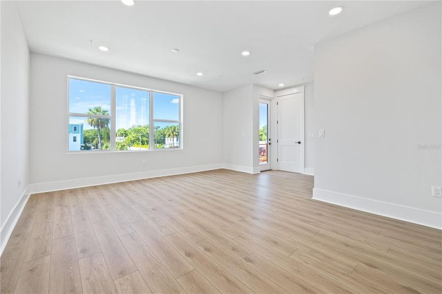 Spacious, unfurnished interior of a new home in , St. Petersburg (Image 11).