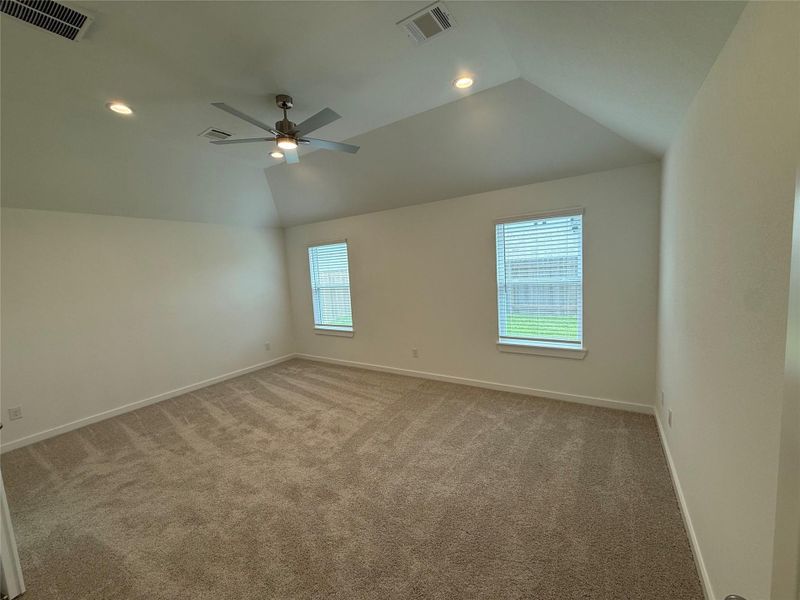 Spacious, unfurnished interior of a new home in Huntington Place, Rosharon (Image 3).