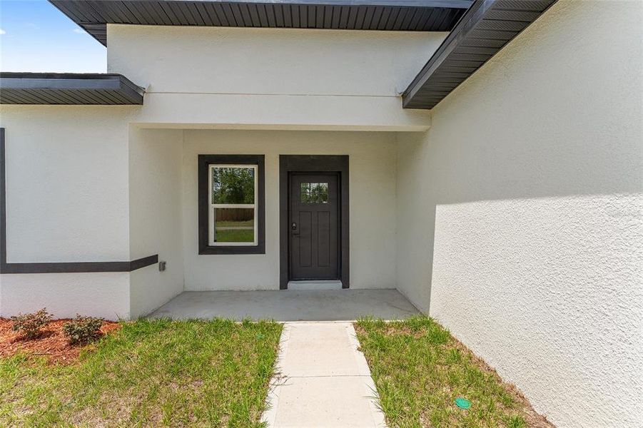 Exterior details and patio area of a home in , Citrus Springs (Image 4).