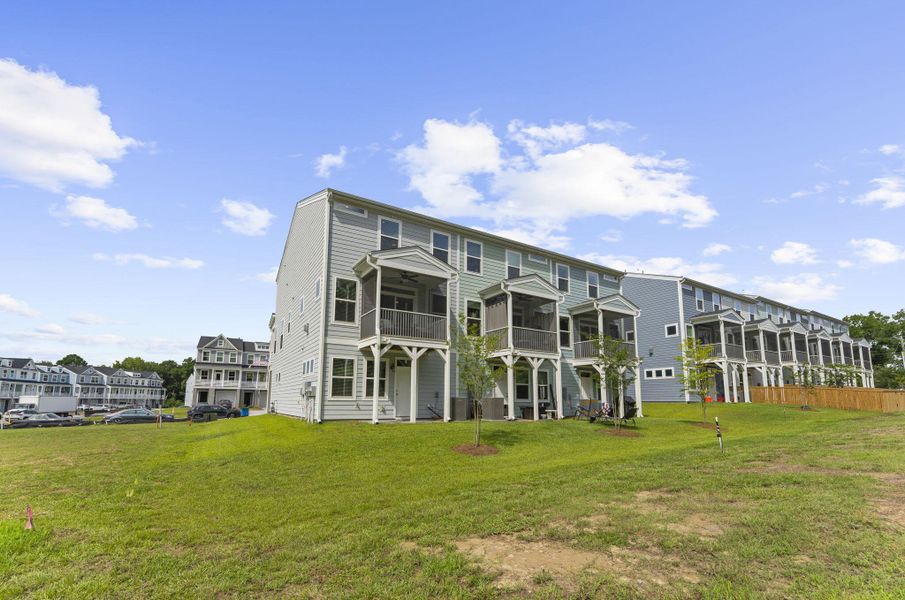 Condo located in Charleston, SC showcasing its design and architecture (Image 5).