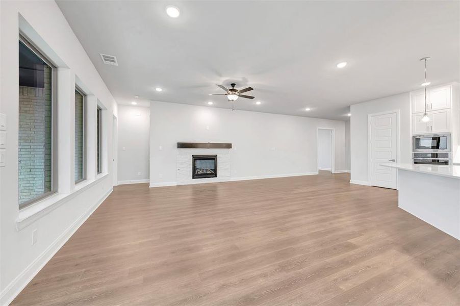 Spacious, unfurnished interior of a new home in Myrtle Creek, Waxahachie (Image 21).